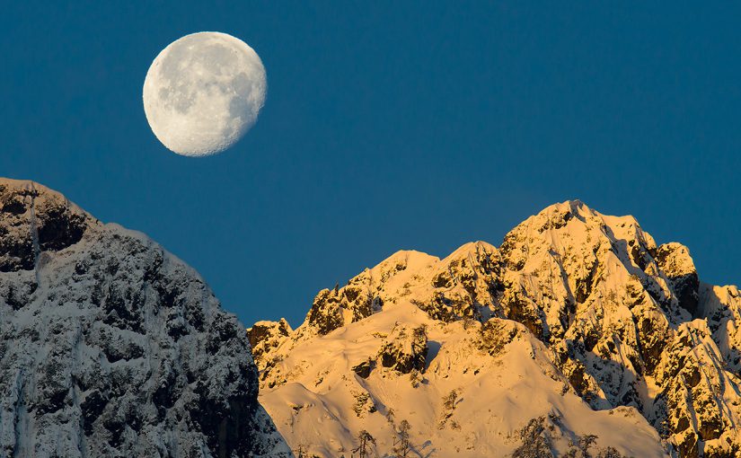 The sublime spectacle of the moon setting over the Gaoligong Mountains at dawn was our reward for enduring days and days of rain. Photo taken on Gongshan-Dulong Road near Kongdang on 26 Feb. 2016. Nikon D3S, 600 mm, F/9, 1/320, ISO 640.